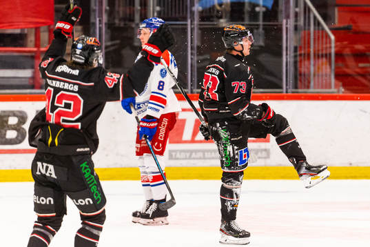 Örebros Oliver Eklind jublar