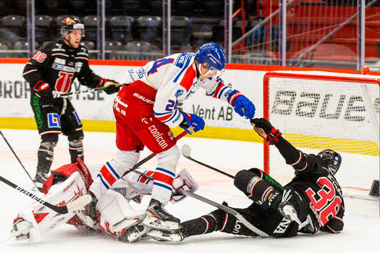 Oskarshamns Kim Strömberg trycker till Örebros Emil
