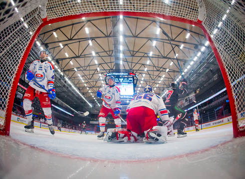Örebros Glenn Gustafsson gör 2-1 på Oskarshamns målvakt