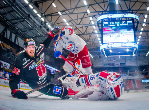 Örebros Emil Larsson och Oskarshamns Kim Strömberg i