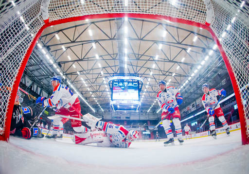 Oskarshamns Kim Strömberg, målvakt Tex Williamsson,