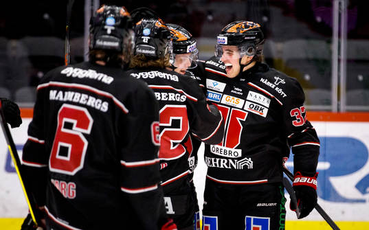 Örebros Glenn Gustafsson gör 2-1 och jublar med Joonas