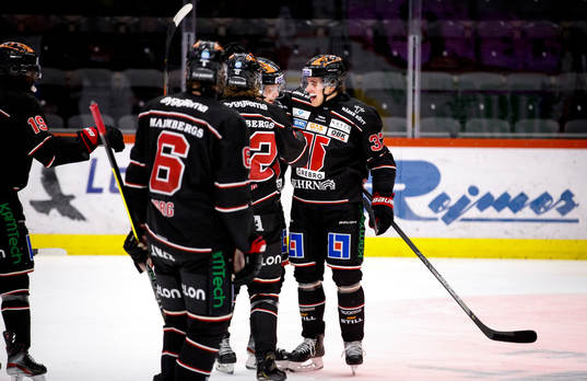 Örebros Glenn Gustafsson gör 2-1 och jublar med Joonas