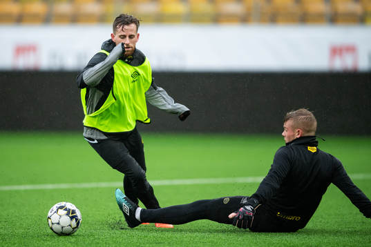 Rasmus Alm och målvakt Max Helge