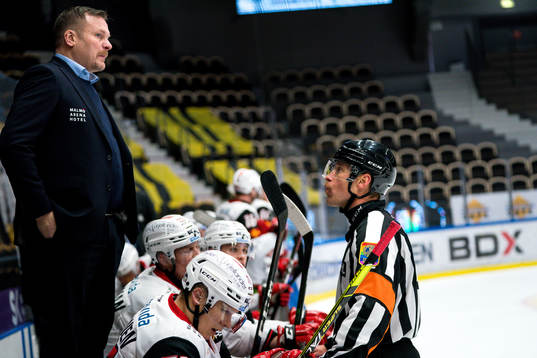 Malmö Redhawks tränare Joakim Fagervall  och domare
