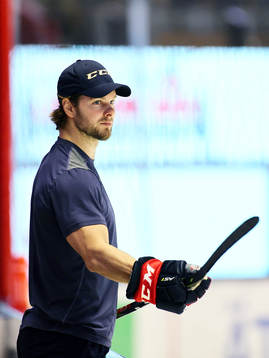 Linköpings Andrew Gordon före ishockeymatchen i SHL