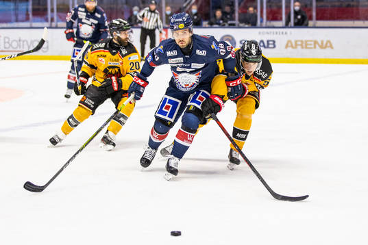 Linköpings Oula Palveunder ishockeymatchen i SHL mellan