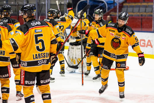 Luleås spelare jublar med lagkamrater