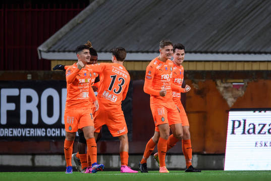 AFC Eskilstunas spelare jublar