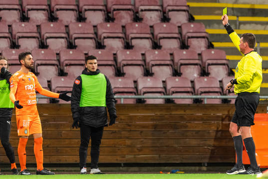 AFC Eskilstunas Gabriel Somi varnas av domare Antti Kanerva