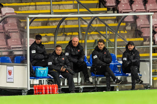 Degerfors tränare Andreas Holmberg (tvåa från höger)