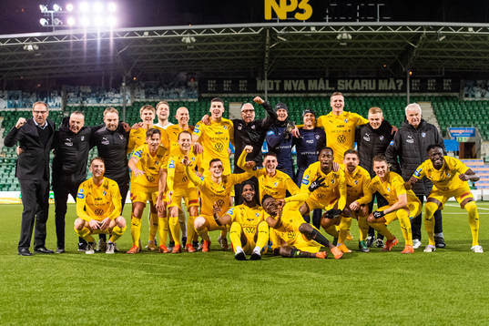 Halmstads spelare jublar och