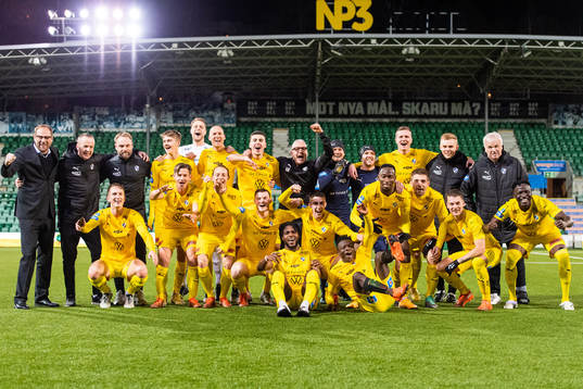 Halmstads spelare jublar och