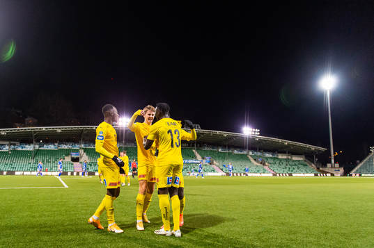 Halmstads Alhassan A Haestad Kamara jublar med lagkamrater