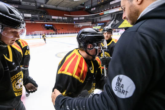 Brynäs Linus Ölund får hjälp