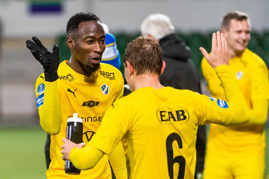 Halmstads Sadat Karim och Joel Allansson jublar