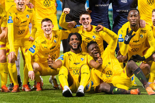 Halmstads spelare jublar och