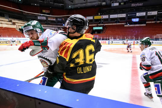 Frölundas Anders Grönlund får ett matchstraff