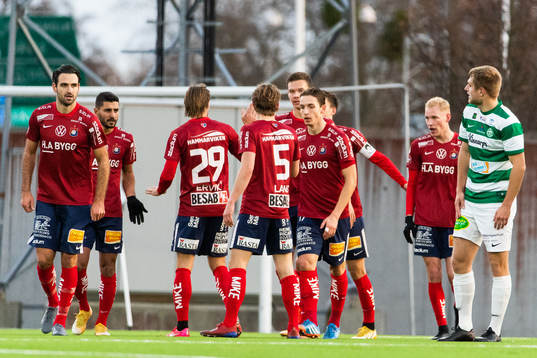 Örgrytes Adam Bergmark Wiberg jublar med lagkamrater