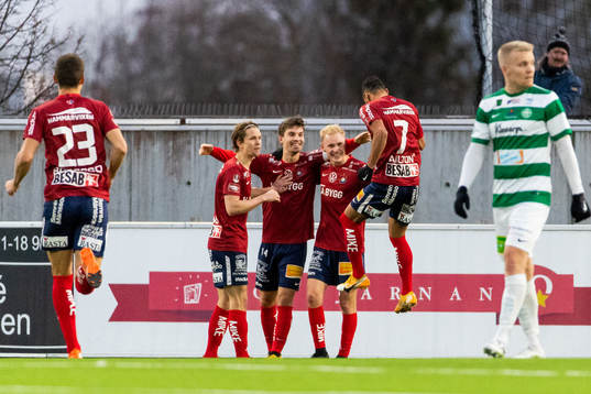 Örgrytes Daniel Paulsson jublar med lagkamrater