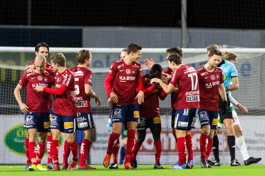 Örgrytes Hannes Sahlin jublar med lagkamrater