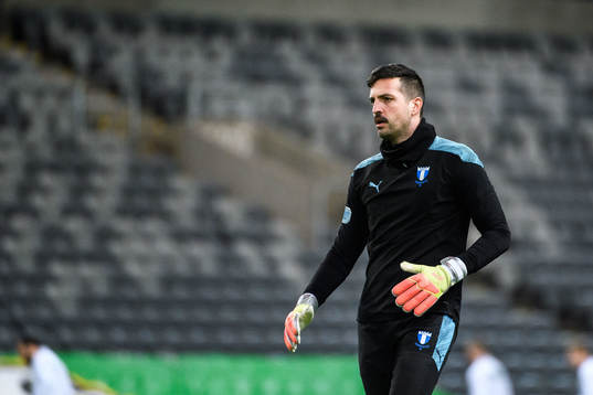 Malmö FFs målvakt Dusan Melicharek värmer upp