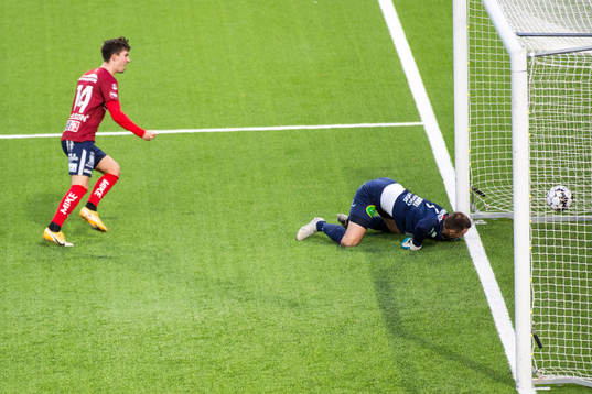 Örgrytes Daniel Paulsson gör 0-2 på Västerås målvakt