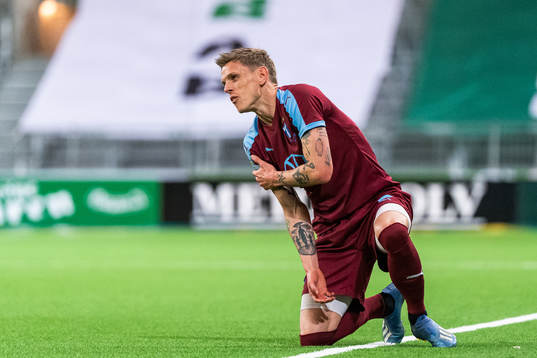 Malmö FFs Sören Rieks tar sig mot armen