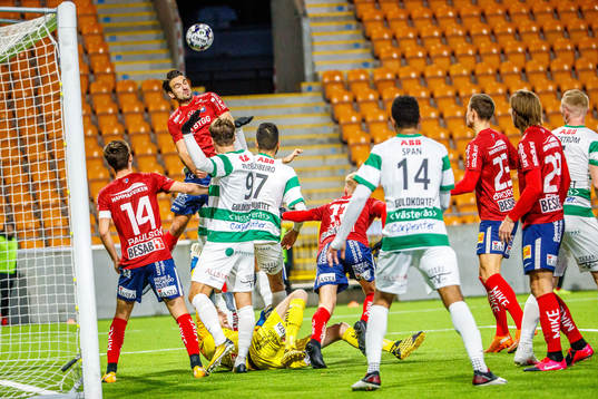 Örgrytes Oliver Stanisic nickar bort en hörna