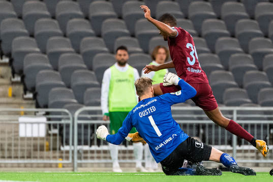 Hammarbys målvakt David Ousted får ett knä i huvudet