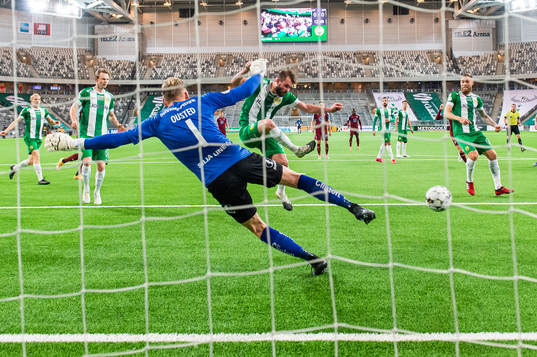 Hammarbys Mads Fenger Nielsen gör självmål till 0-1