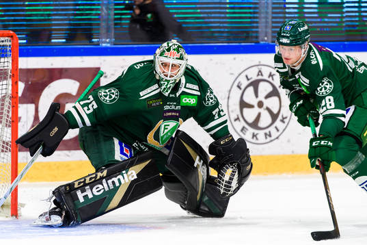 Färjestads målvakt Arvid Holm och Linus Arnesson