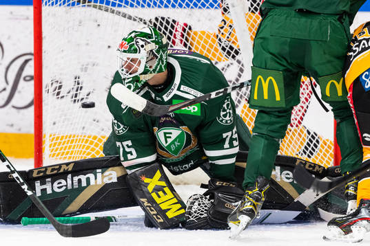 Färjestads målvakt Arvid Holm släpper in 1-2