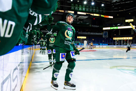 Färjestads Oskar Bäck jublar