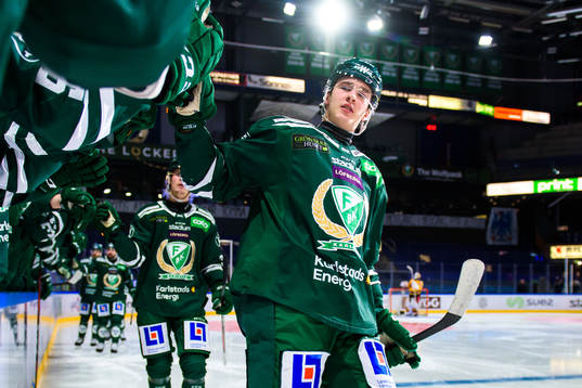 Färjestads Oskar Bäck jublar