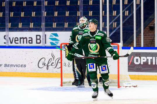 Färjestads Jacob Peterson deppar och kollar reprisen på
