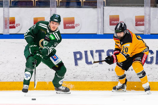 Färjestads Oskar Bäck och Luleås Jack Connolly
