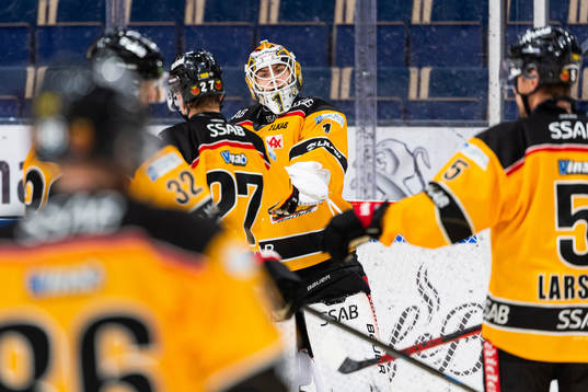 Luleås målvakt Jesper Wallstedt jublar