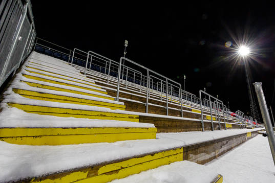 Tomma läktare med snö på Jämtkraft Arena