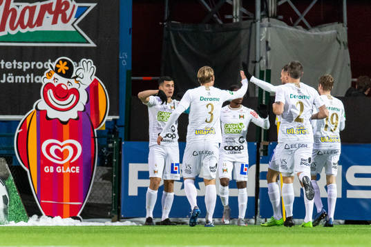 Varbergs Astrit Selmani jublar med lagkamrater