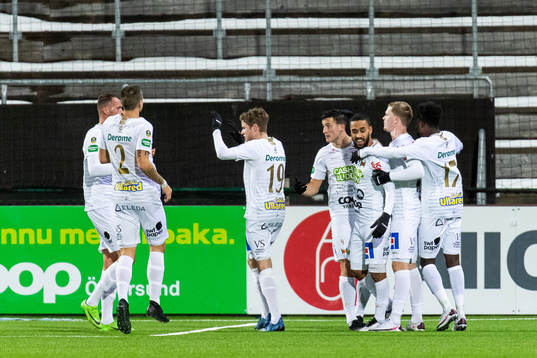 Varbergs Junes Barny jublar med lagkamrater