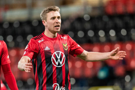 Östersunds Ludvig Fritzson reagerar mot domaren