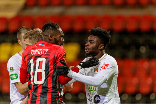 Östersunds Blair Turgott gruffar med Varbergs Gideon Menah