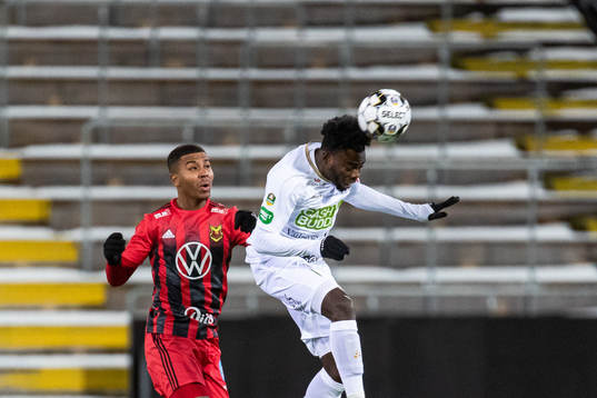Varbergs Gideon Mensah och Östersunds Isak Ssewankambo