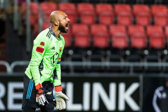 Östersunds målvakt Aly Keita reagerar