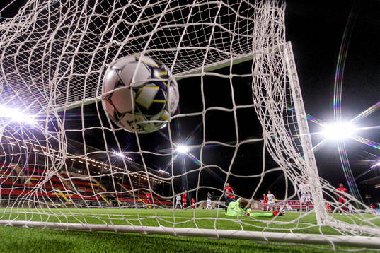 Varbergs Astrit Selmani gör 0-2 bakom Östersunds målvakt