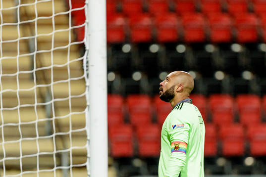 Östersunds målvakt Aly Keita deppar