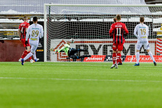 Varbergs  Junes Barny  gör 0-2 bakom Östersunds målvakt