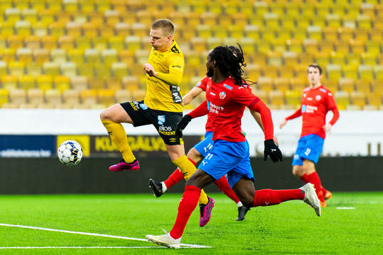 Elfsborgs Simon Olsson och Helsingborgs Kebba Ceesay
