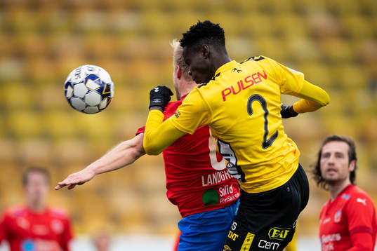 Elfsborgs Joseph Stanley Okumu och Helsingborgs Ravy Tsouka